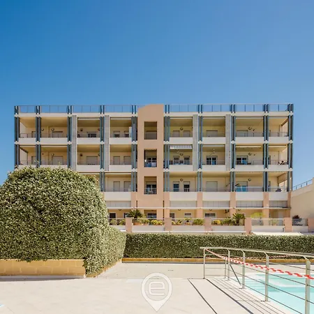Pine & Sea Hideaway דירה